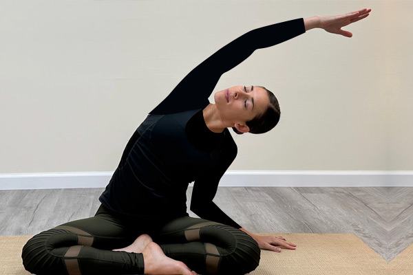 یوگا سالمندان (حرکت موج آرام (Gentle Seated Side Bend))