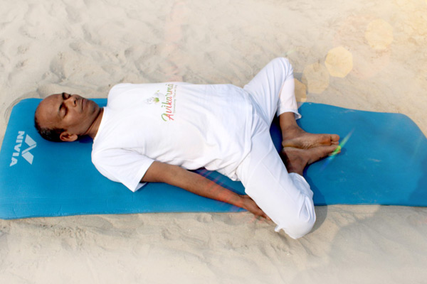 یوگا سالمندان (سوپتا باداکوناسانا (Supta Baddha Konasana) – پروانه خوابیده)
