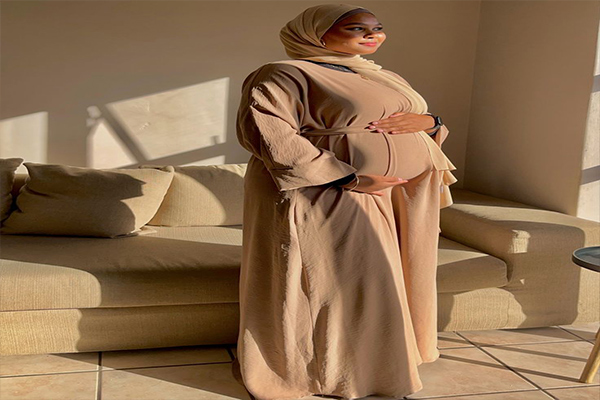 ژست عکس بارداری با حجاب تکی