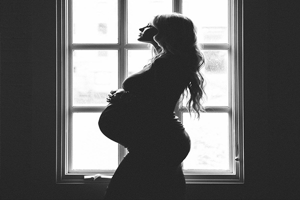 ژست عکس بارداری ضد نور تک نفره