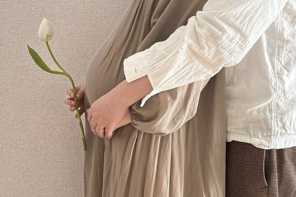 ژست عکس بارداری با کادر بسته از شکم مادر زیبا و خاص