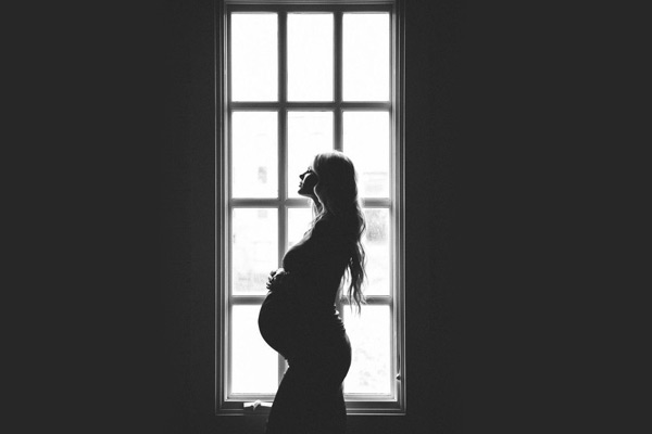 ژست عکس بارداری ضد نور منحصربه‌فرد و زیبا