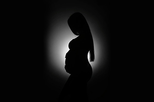 ژست عکس بارداری ضد نور بسیار زیبا