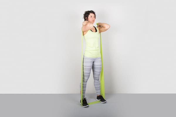 اسکات از جلو (Front squat) با کش پیلاتس