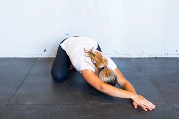 ورزش پیلاتس در خانه برای بانوان (Child’s Pose with Side Stretch)
